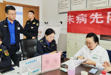 西安中医脑病医院走进西安浐灞国际港城市管理和综合执法局开展健康义诊活动