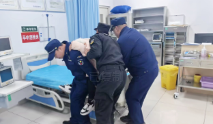 西安中医脑病医院医护与安保联手紧急救援晕倒女子