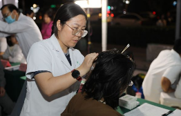 陕西西安中医夜市七夕开＂摊＂ 三甲医院送健康点亮古城夜生活